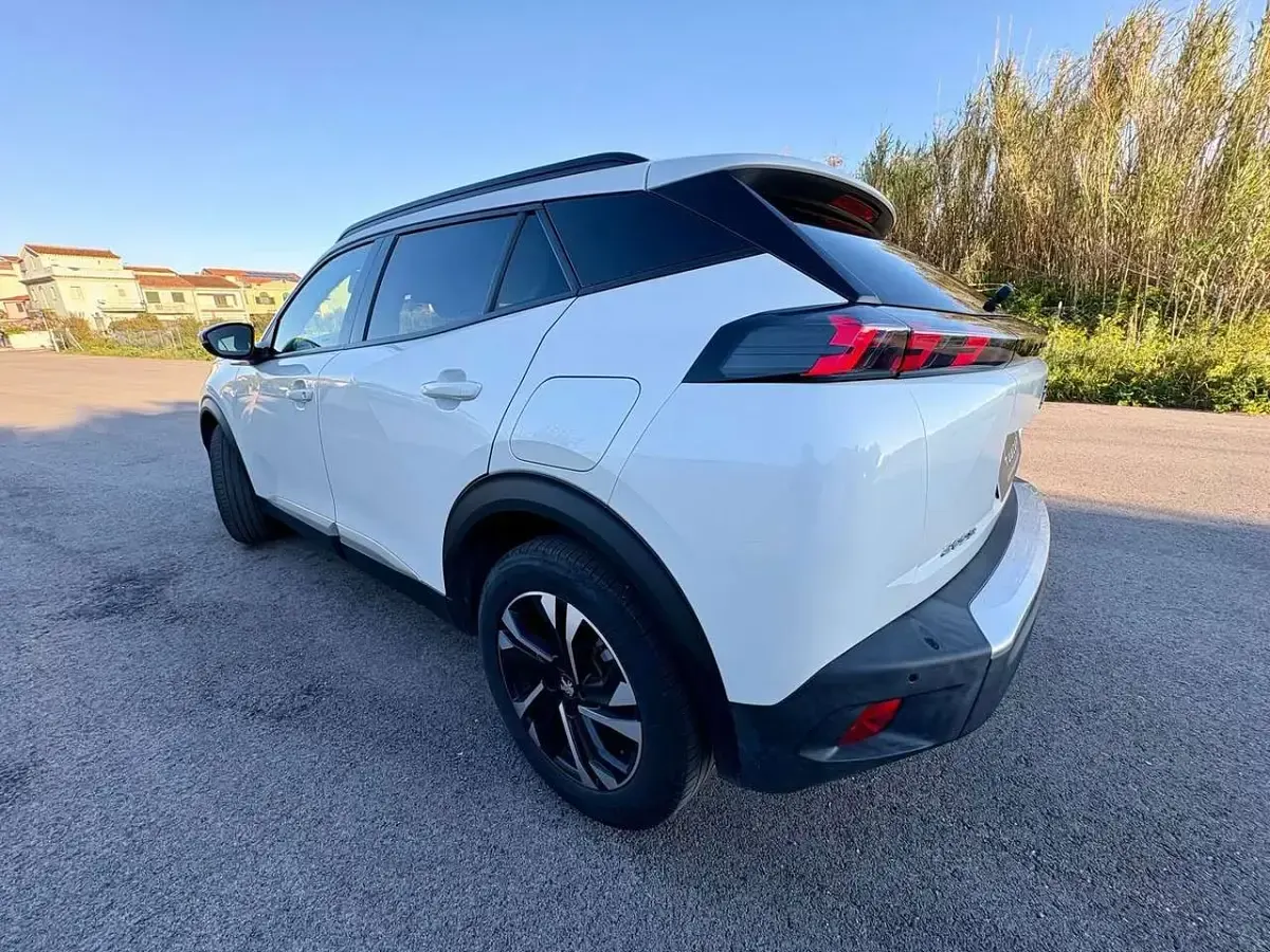 Usata Peugeot 2008 Allure 102 CV (75 kW) 2020 Bianco SUV