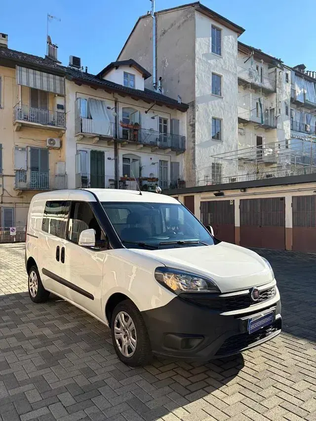 Usata Fiat Doblò 105 CV (77 kW) 2019 Bianco pastello Monovolume
