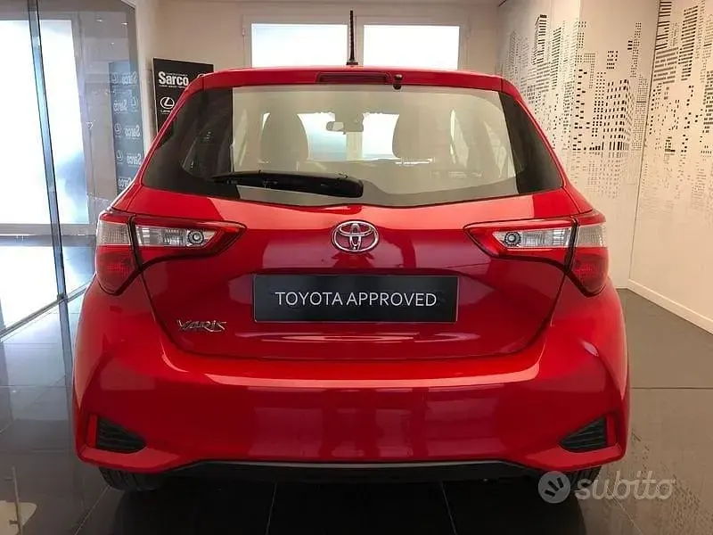 Usata Toyota Yaris Cool 69 CV (50 kW) 2017 Rosso Berlina