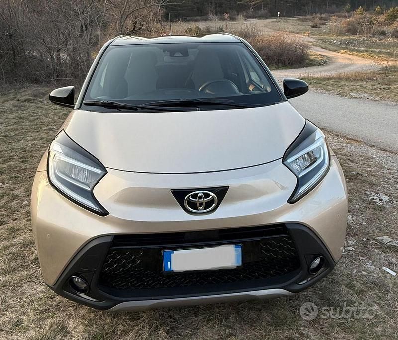 Usata Toyota Aygo X Edition 72 CV (52 kW) 2024 Oro SUV