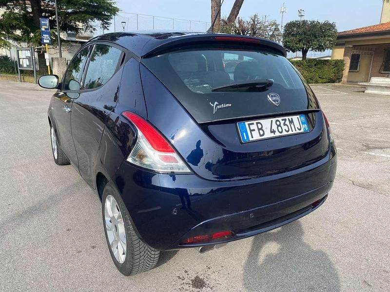 Usata Lancia Ypsilon Platinum 69 CV (50 kW) 2015 Blu/azzurro Utilitaria