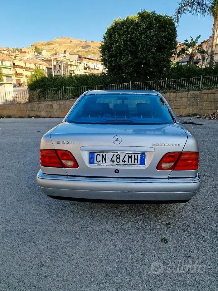 Usata Mercedes E200 186 CV (136 kW) 1998 Grigio Berlina