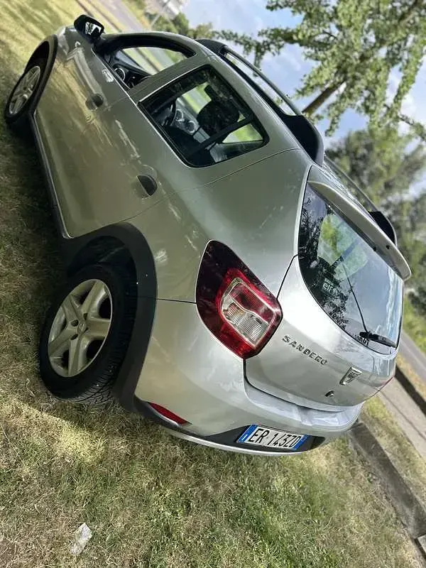 Usata Dacia Sandero Lauréate 90 CV (66 kW) 2013 Grigio Berlina