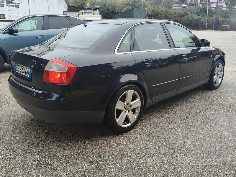 Begagnad Audi A4 130 HK (95 kW) 2001 Blå Sedan