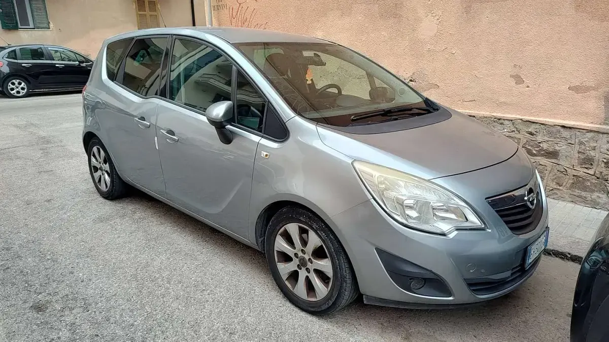 Usata Opel Meriva 95 CV (69 kW) 2011 Argento Monovolume
