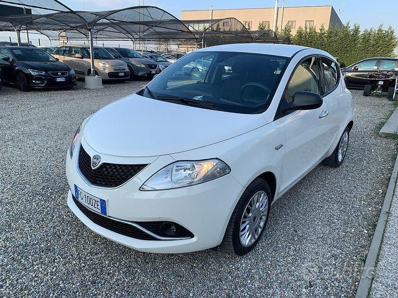 Usata Lancia Ypsilon Platinum 69 CV (50 kW) 2017 Bianco Utilitaria