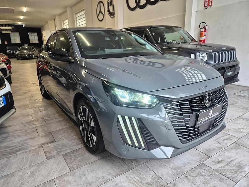 Usata Peugeot 208 Allure 101 CV (74 kW) 2024 Grigio Utilitaria