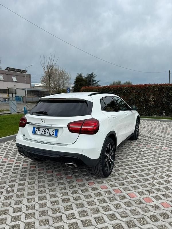 Usata Mercedes GLA180 109 CV (80 kW) 2018 Bianco SUV