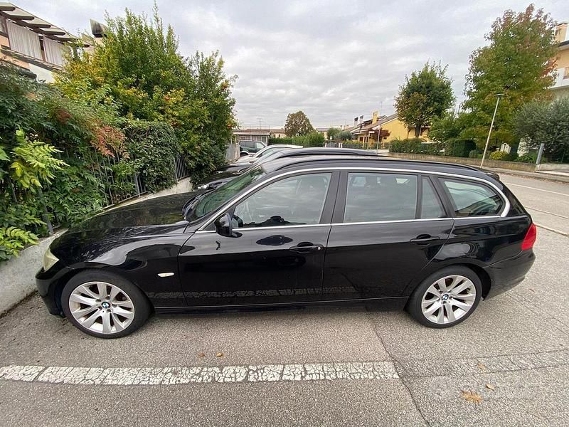Nero Usata 2011 BMW 320 Station wagon | 3700 € (Super prezzo) - Immagine 1/4