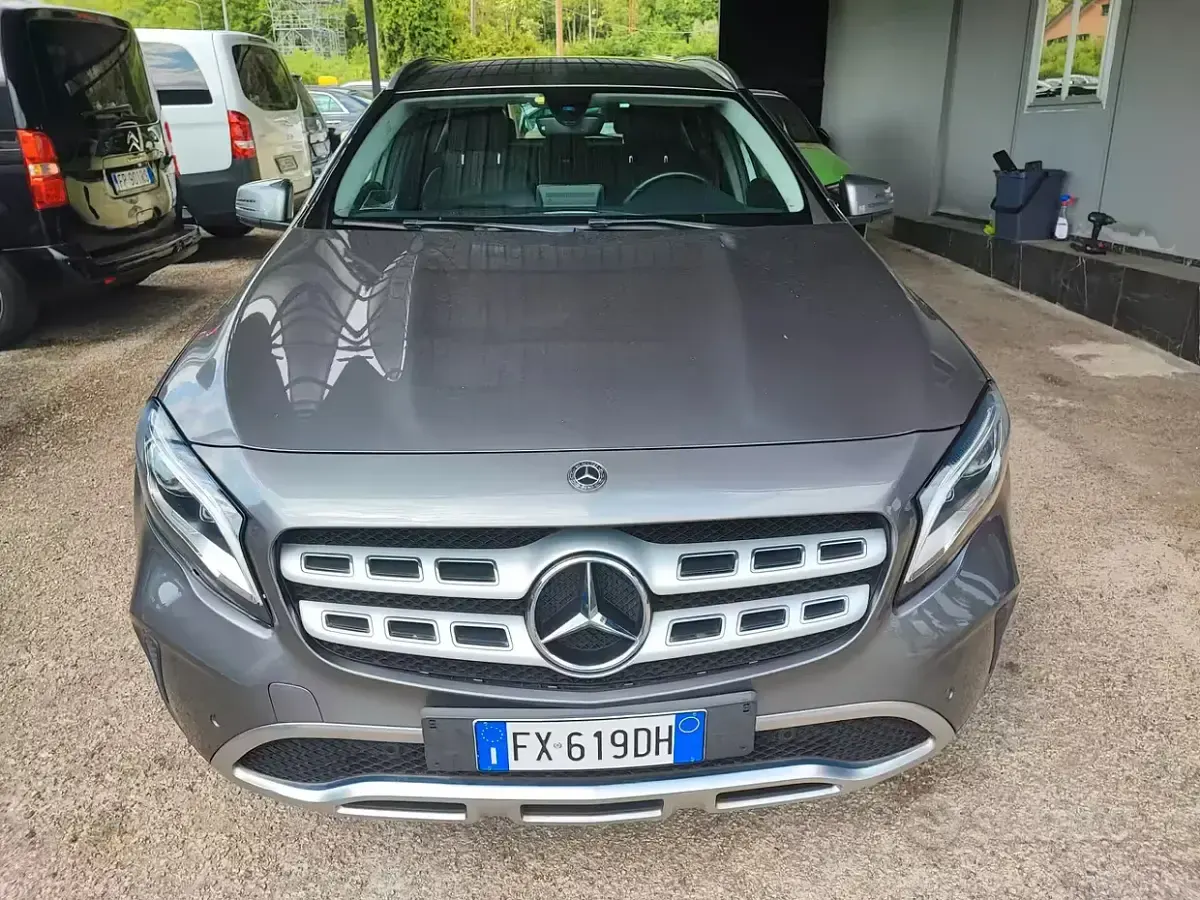 Käytetty Mercedes GLA180 Executive 122 HP (89 kW) 2018 Harmaa Katumaasturi