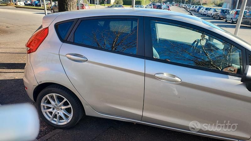 Usata Ford Fiesta 97 CV (71 kW) 2010 Grigio Utilitaria