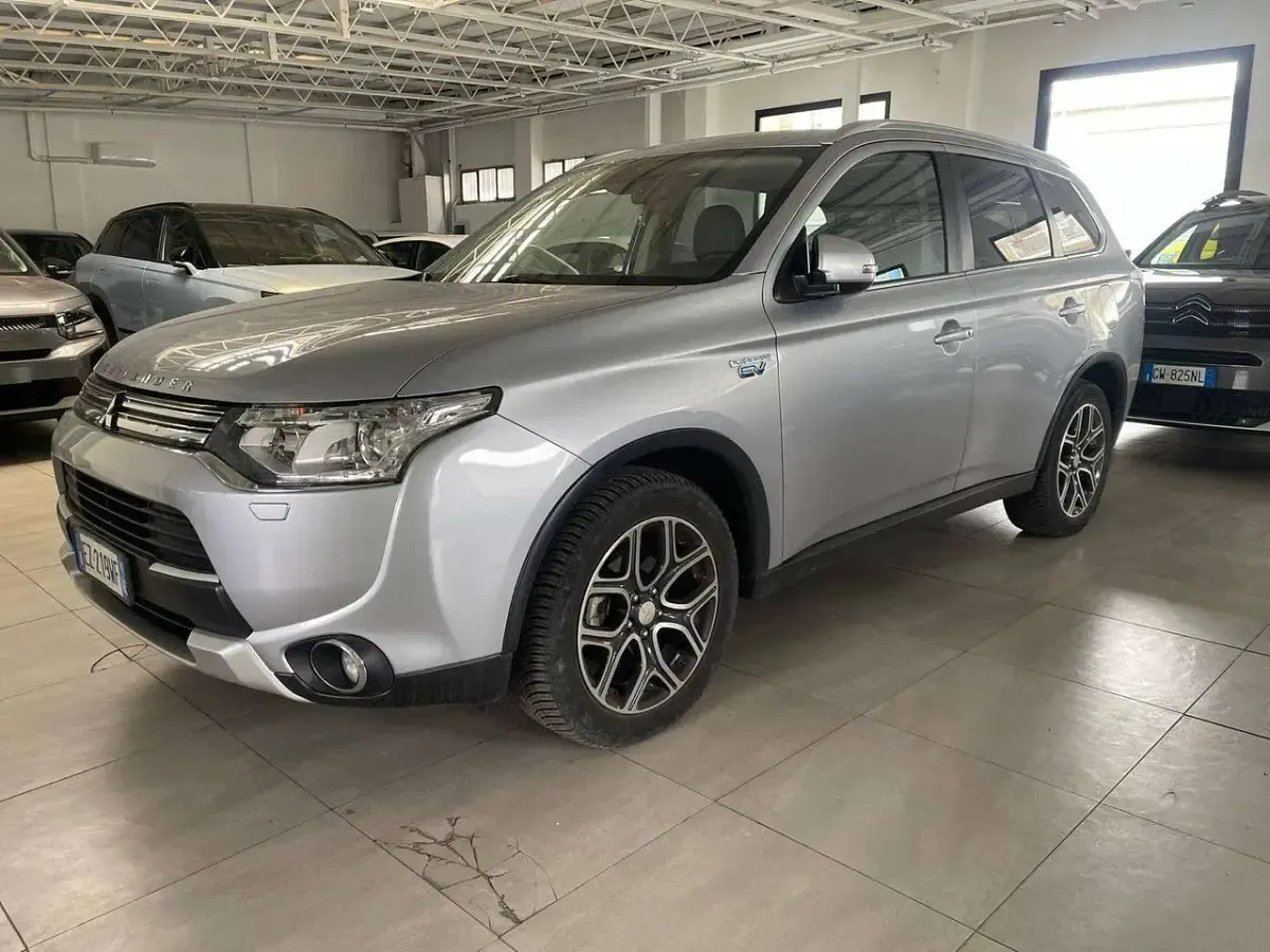 Usata Mitsubishi Outlander P-HEV 121 CV (88 kW) 2015 SUV