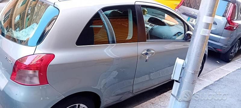 Begagnad Toyota Yaris 90 HK (66 kW) 2007 Grå Halvkombi