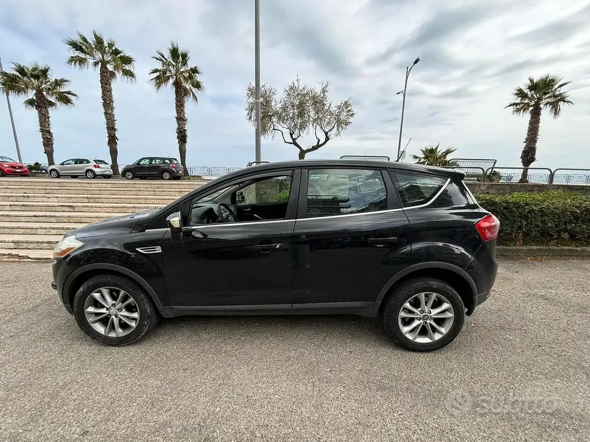 Usata Ford Kuga 140 CV (102 kW) 2013 Nero SUV