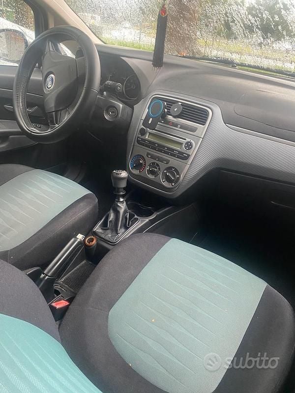 Grigio Usata 2009 Fiat Grande Punto Due volumi | 1600 € (Super prezzo) - Immagine 1/4