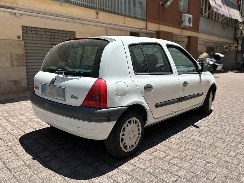 Usata Renault Clio II 58 CV (42 kW) 1999 Bianco Utilitaria