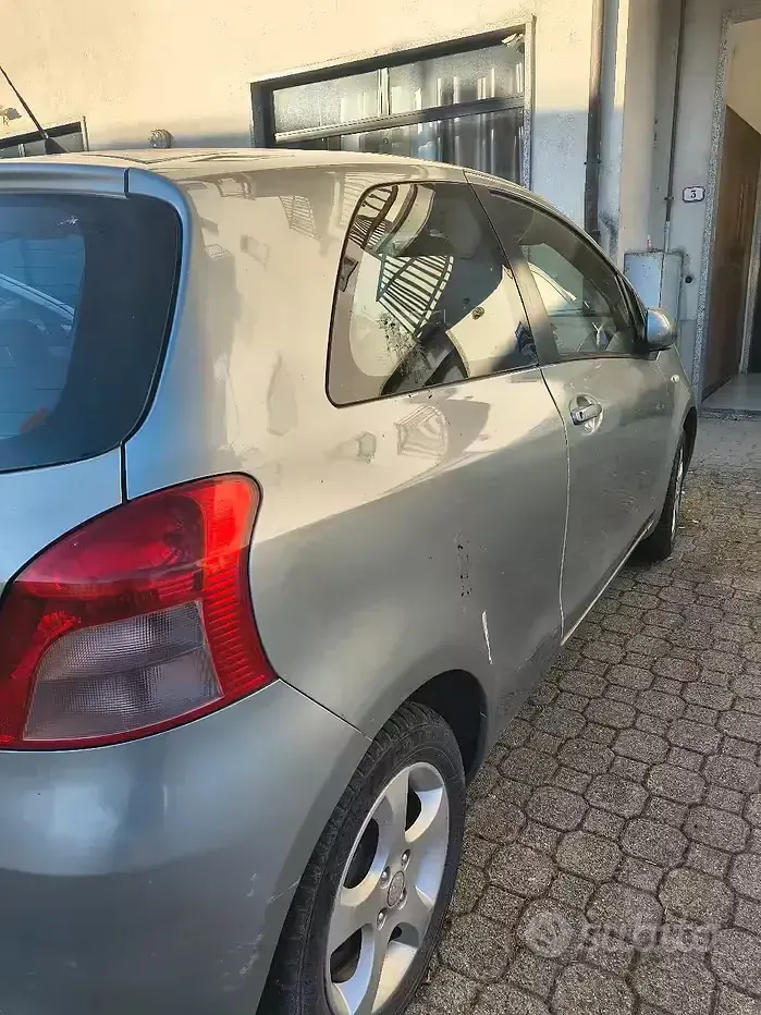 Usata Toyota Yaris 69 CV (50 kW) 2006 Grigio Berlina