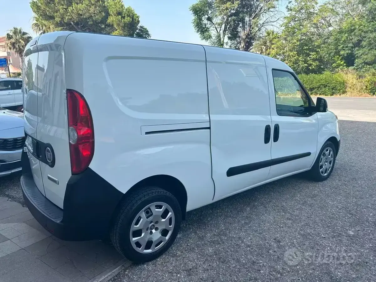Usata Fiat Doblò 105 CV (77 kW) 2021 Bianco Monovolume