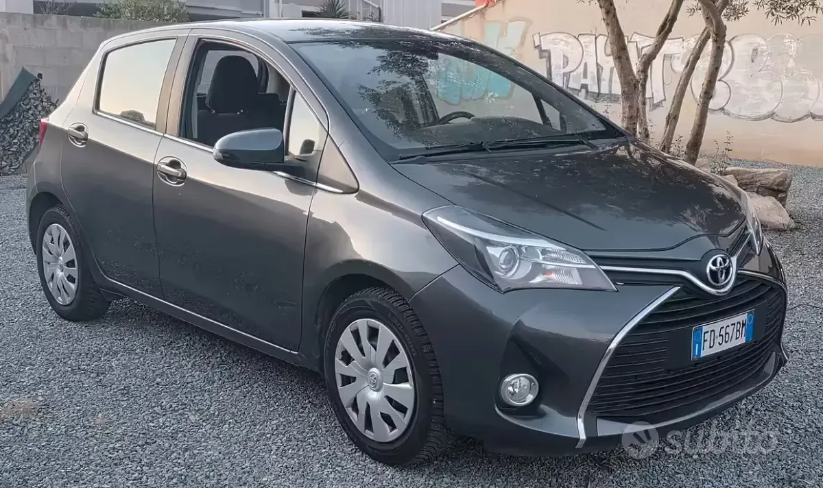 Usata Toyota Yaris 69 CV (50 kW) 2017 Grigio Utilitaria