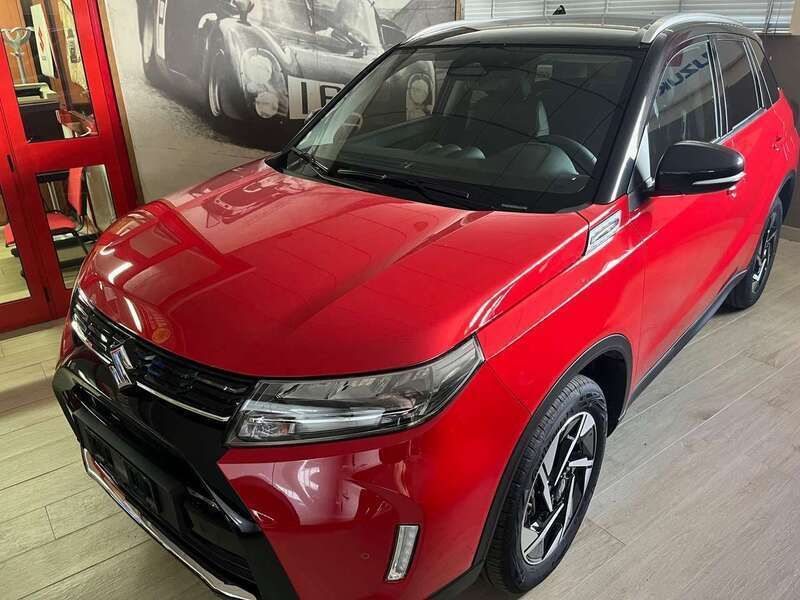 Rosso tetto nero Usata 2024 Suzuki Vitara SUV | 26.400 € (Cara) - Immagine 1/4