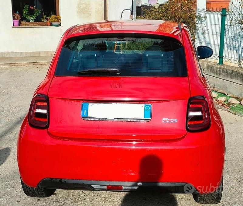 Usata Fiat 500e Icon 42 kW (58 CV) 2022 Rosso Utilitaria