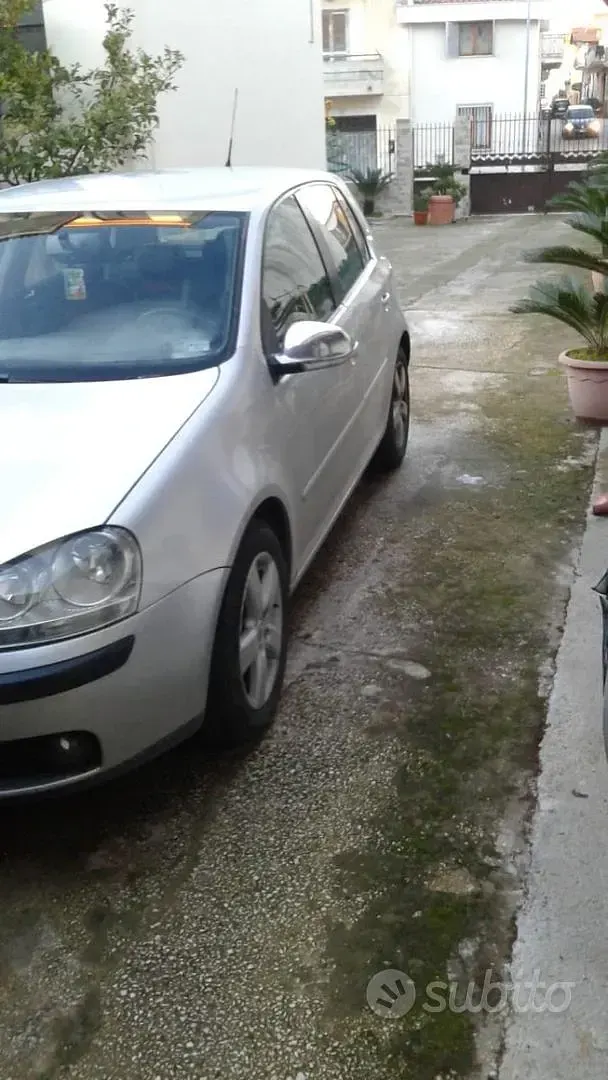 Begagnad VW Golf V 105 HK (77 kW) 2006 Grå Halvkombi