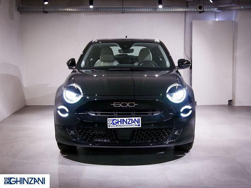 Uusi Fiat 600 Pop 101 HP (74 kW) 2026 Musta Katumaasturi