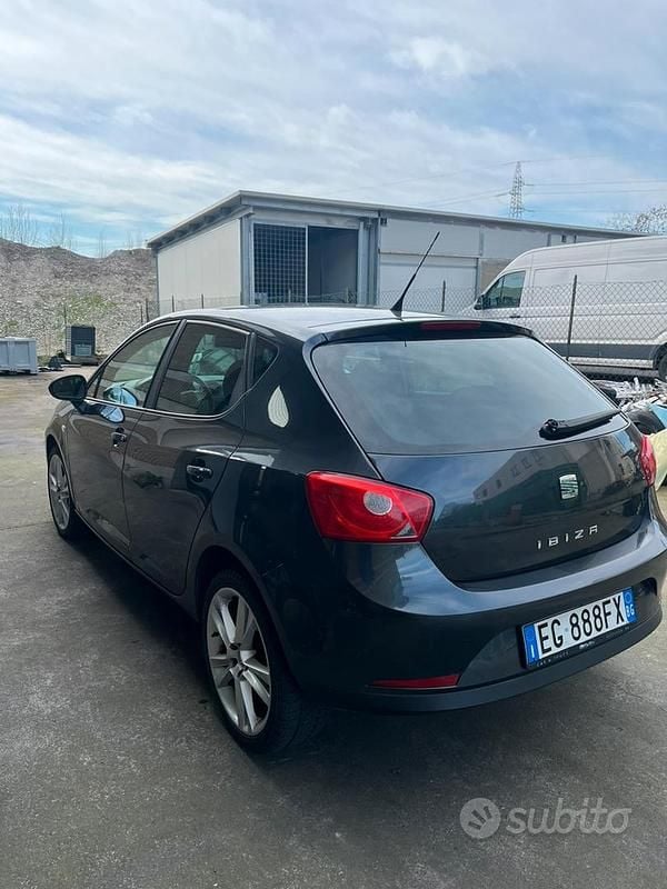 Usata Seat Ibiza 105 CV (77 kW) 2010 Grigio Berlina