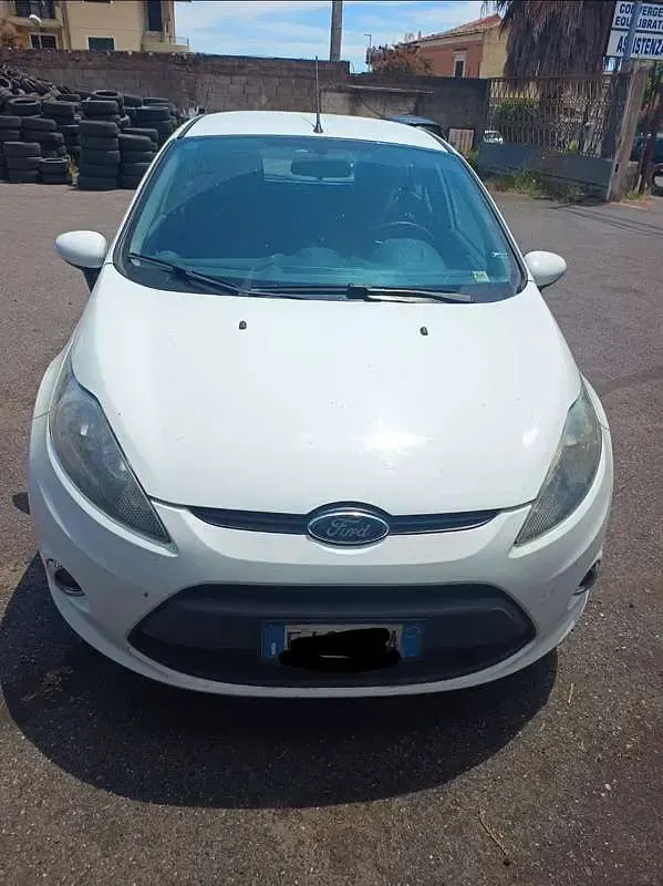 Usata Ford Fiesta Business Edition 70 CV (51 kW) 2011 Bianco Berlina