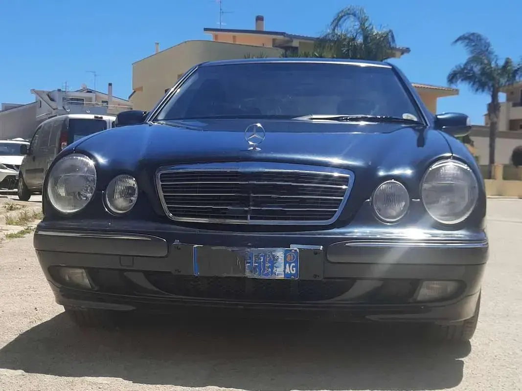 Usata Mercedes E220 Elegance 143 CV (105 kW) 2001 Blu/azzurro Berlina