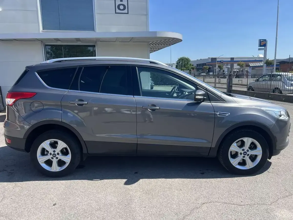 Usata Ford Kuga 140 CV (102 kW) 2013 Argento SUV