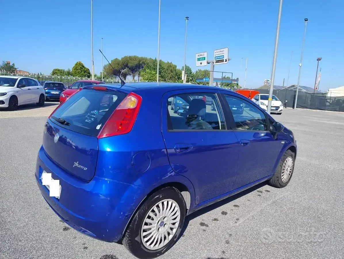 Usata Fiat Grande Punto Dynamic 77 CV (56 kW) 2007 Bluazzurro Utilitaria