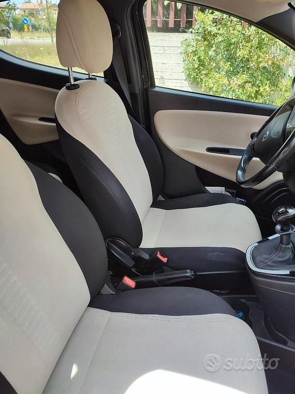 Usata Lancia Ypsilon 85 CV (62 kW) 2015 Nero Utilitaria