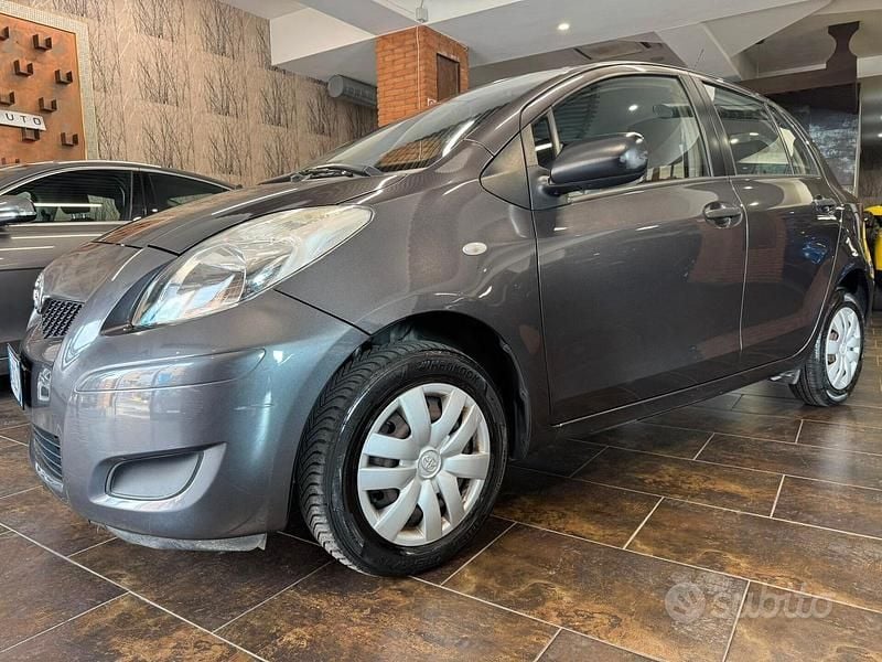 Usata Toyota Yaris Eco 69 CV (50 kW) 2010 Grigio Utilitaria