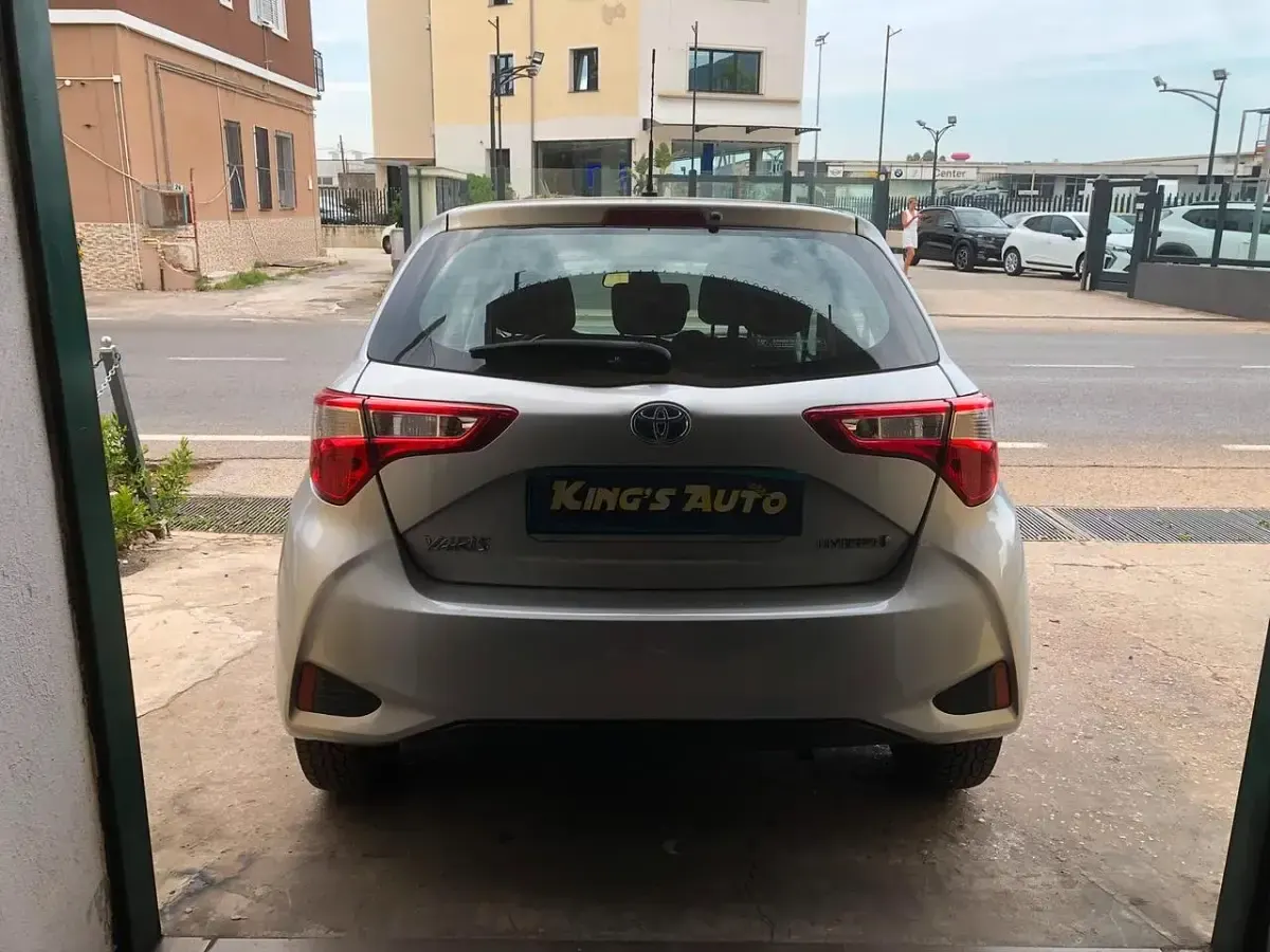Usata Toyota Yaris Hybrid Cool 73 CV (53 kW) 2018 Argento Berlina