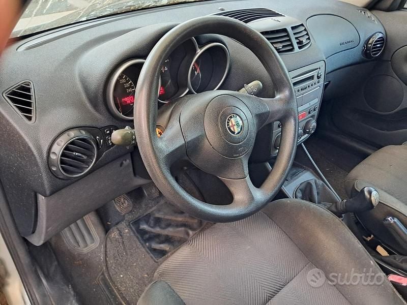 Usata Alfa Romeo 147 105 CV (77 kW) 2004 Grigio Utilitaria