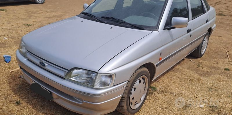 Usata Ford Escort Ghia 73 CV (53 kW) 1993 Grigio Berlina