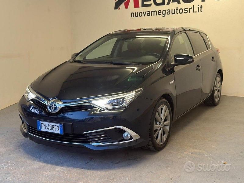 Usata Toyota Auris Hybrid Lounge 99 CV (72 kW) 2017 Blu Berlina