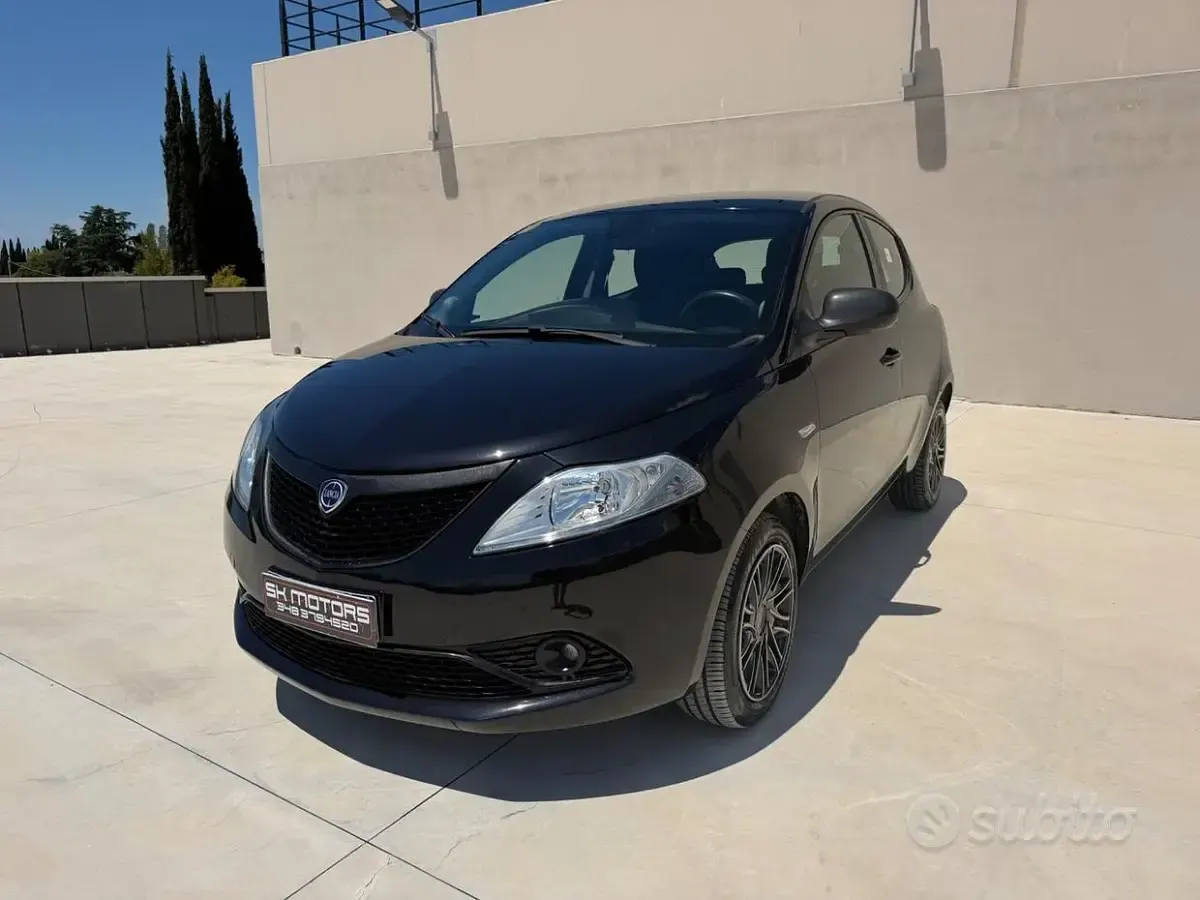 Usata Lancia Ypsilon Silver 69 CV (50 kW) 2021 Nero Utilitaria