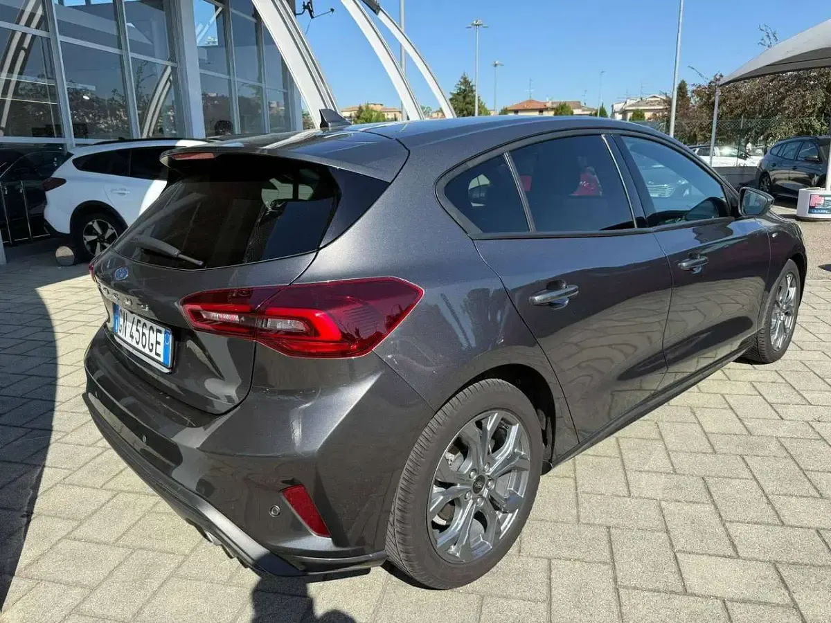 Usata Ford Focus ST-Line 116 CV (85 kW) 2023 Grigio Berlina