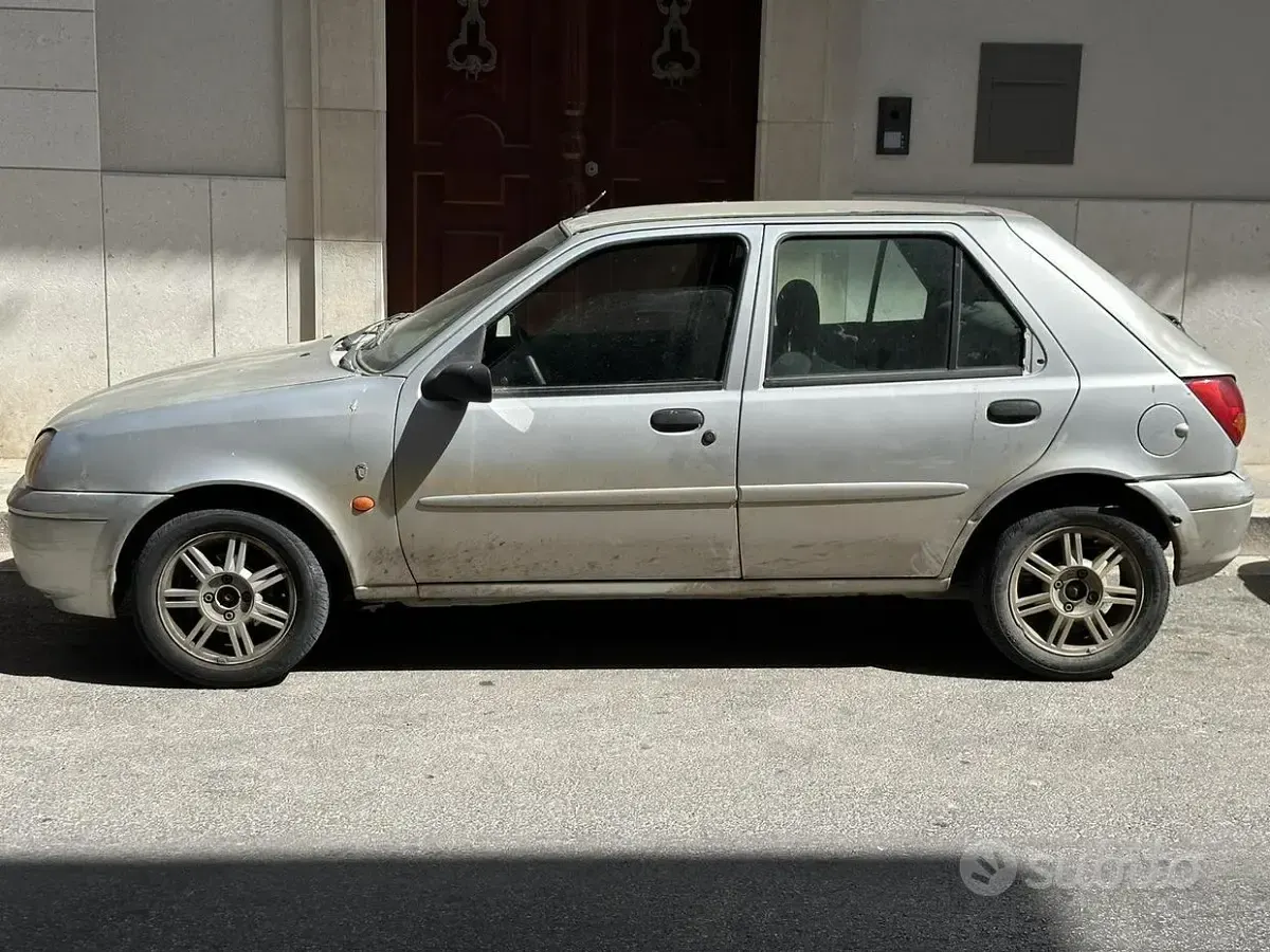 Usata Ford Fiesta 75 CV (55 kW) 2000 Grigio Utilitaria