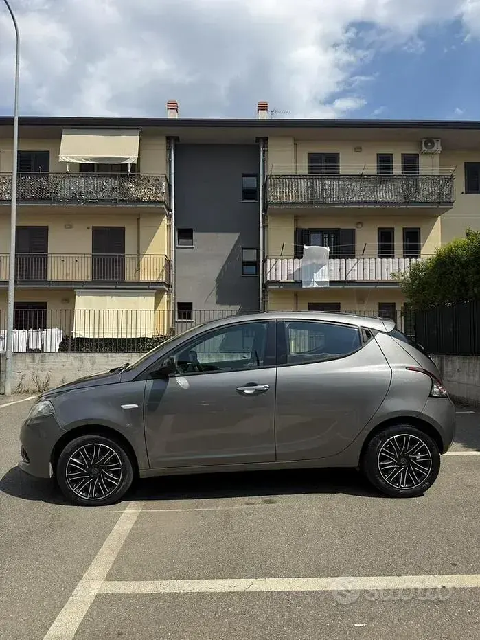 Usata Lancia Ypsilon 69 CV (50 kW) 2019 Grigio Utilitaria