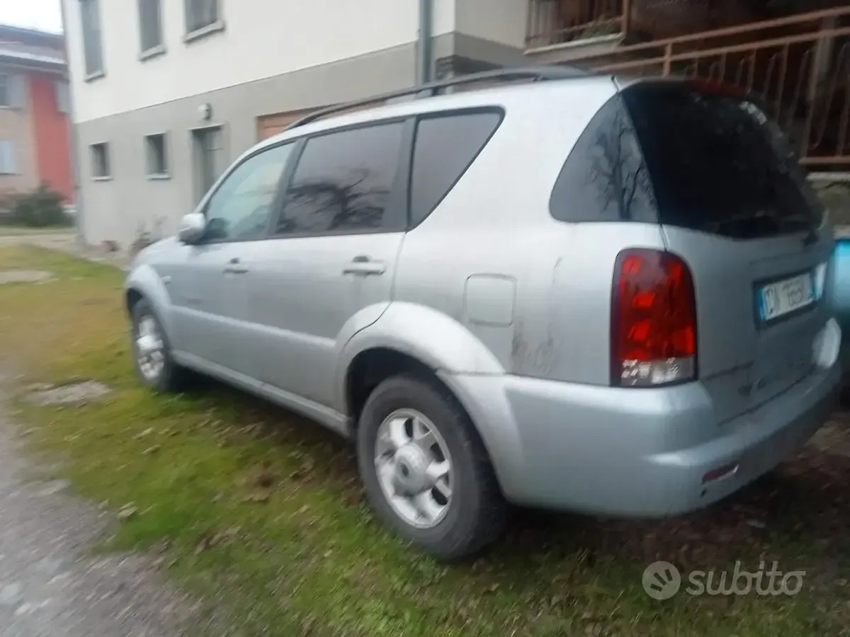 Usata SsangYong Rexton 165 CV (121 kW) 2005 Grigio SUV