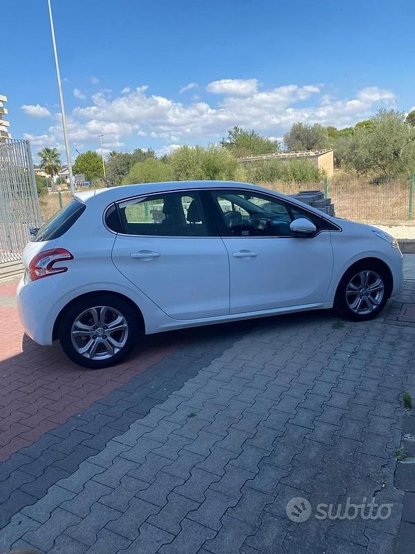 Usata Peugeot 208 115 CV (84 kW) 2012 Utilitaria