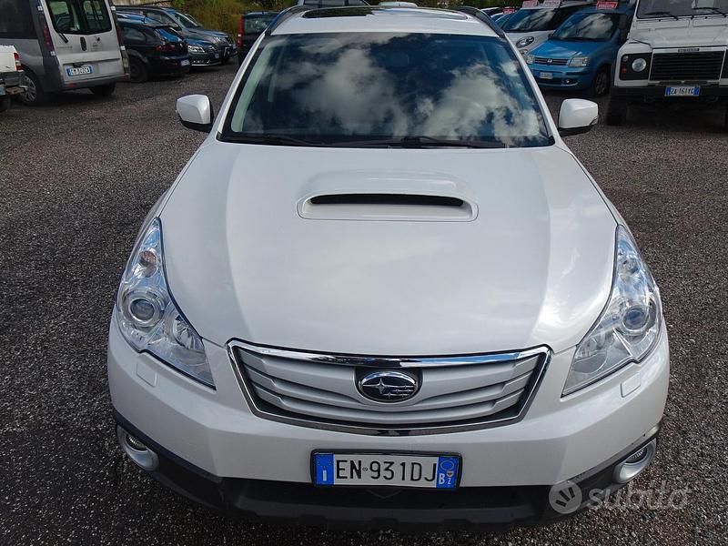 Usata Subaru Outback Trend 150 CV (110 kW) 2012 Bianco Station wagon
