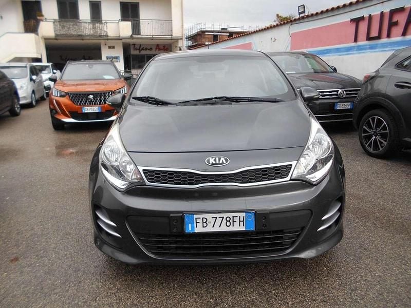 Grigio Usata 2015 Kia Rio Tre volumi | 3950 € (Ottimo prezzo) - Immagine 1/4