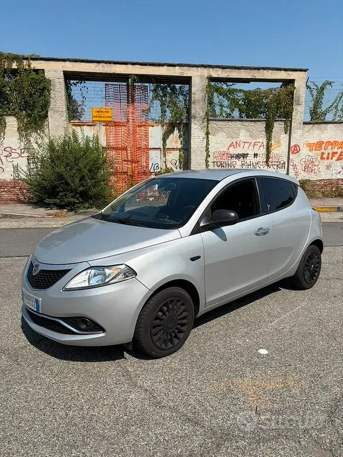 Usata Lancia Ypsilon 95 CV (69 kW) 2017 Grigio Utilitaria