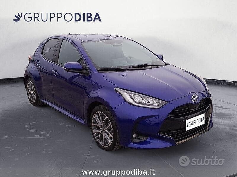 Usata Toyota Yaris Hybrid Lounge 131 CV (96 kW) 2024 Blu Berlina