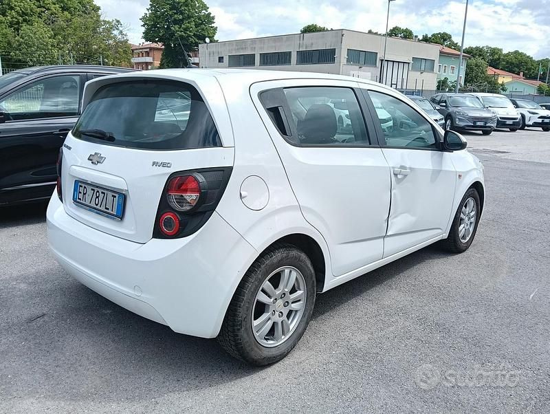 Usata Chevrolet Aveo 75 CV (55 kW) 2013 Bianco Berlina