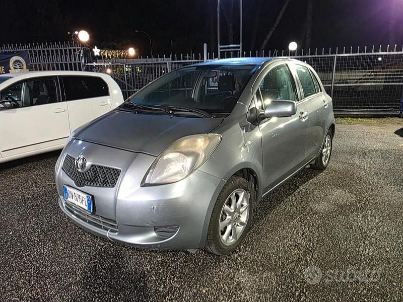 Grigio Usata 2008 Toyota Yaris Tre volumi | 2590 € (Buon prezzo) - Immagine 1/4